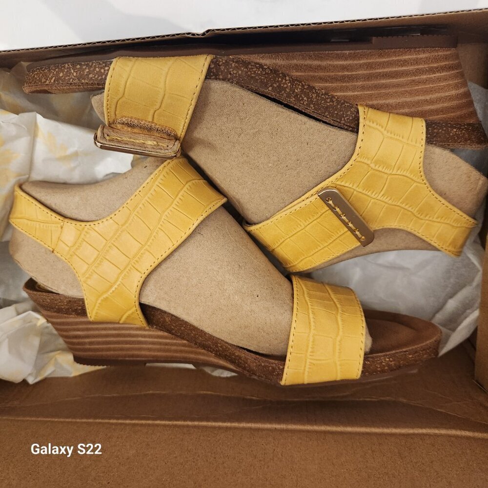 Sofft Verdi Wedge Sandals. "Lemon Yellow". Leather. NIB. Size 6.5 - Picture 8 of 10